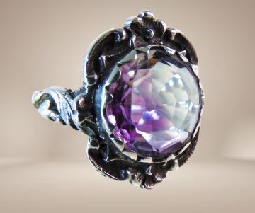 Antieke zilveren ornate amethist ametrien ring victoriaans beige achtergrond 2