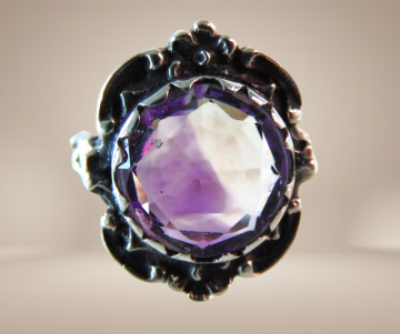 Antieke zilveren ornate amethist ametrien ring victoriaans beige achtergrond 3