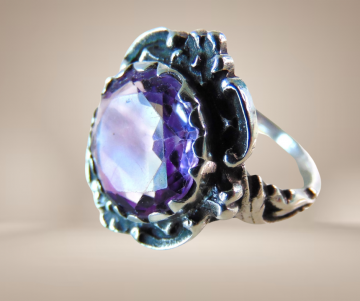 Antieke zilveren ornate amethist ametrien ring victoriaans beige achtergrond 6