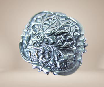 Antieke zilveren ovale ruitvorm art nouveau dichte broche beige achtergrond 1