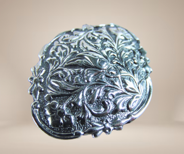 Antieke zilveren ovale ruitvorm art nouveau dichte broche beige achtergrond 2