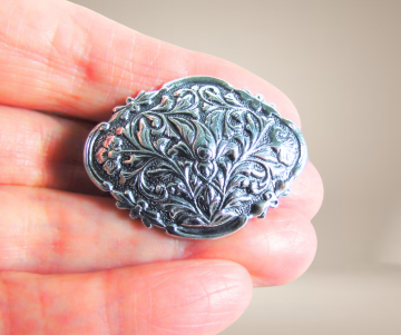 Antieke zilveren ovale ruitvorm art nouveau dichte broche beige achtergrond 3