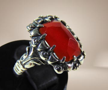 Antieke zilveren rechthoekige carneool ring beige achtergrond