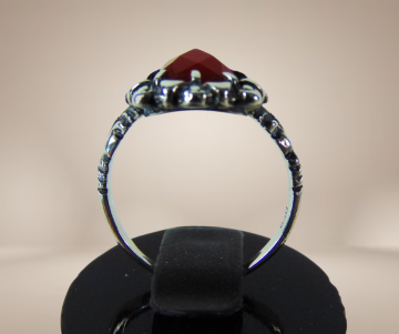 Antieke zilveren rechthoekige carneool ring beige achtergrond 1