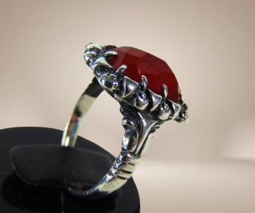 Antieke zilveren rechthoekige carneool ring beige achtergrond 2