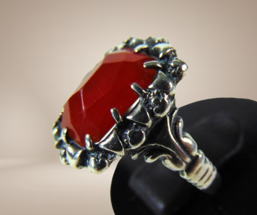 Antieke zilveren rechthoekige carneool ring beige achtergrond 3