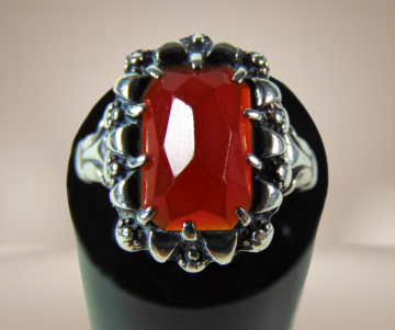 Antieke zilveren rechthoekige carneool ring beige achtergrond 4