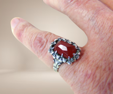 Antieke zilveren rechthoekige carneool ring beige achtergrond 6