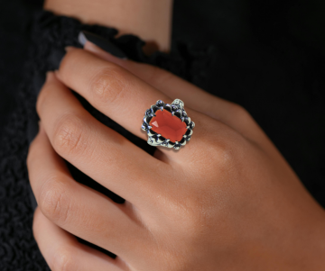 Antieke zilveren rechthoekige carneool ring op hand
