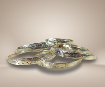 Antieke zilveren schuif armbanden gravure beige achtergrond 2