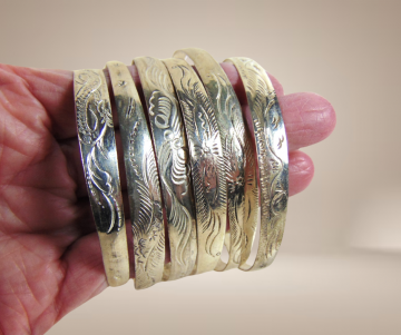 Antieke zilveren schuif armbanden gravure beige achtergrond 3