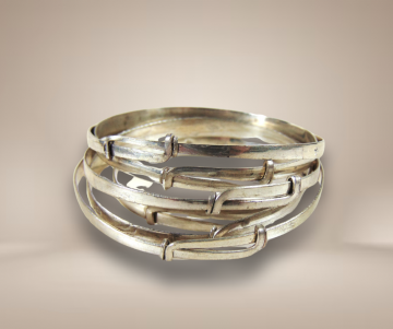 Antieke zilveren schuif armbanden gravure beige achtergrond 4