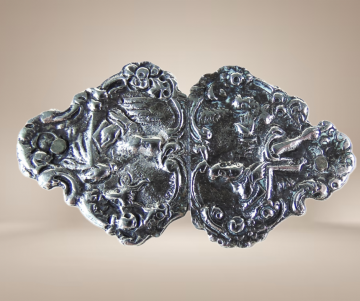 Antieke zilveren sierlijke bijbelslot broche beige achtergrond 1