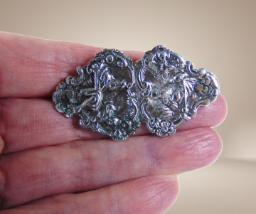 Antieke zilveren sierlijke bijbelslot broche beige achtergrond 3