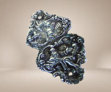 Antieke zilveren sierlijke bijbelslot broche beige achtergrond 4