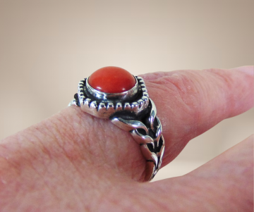 Antieke zilveren vlammen ring met koraal beige achtergrond 1