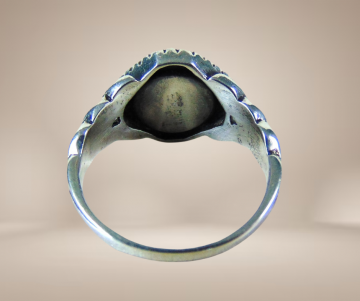 Antieke zilveren vlammen ring met koraal beige achtergrond 2