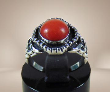 Antieke zilveren vlammen ring met koraal beige achtergrond 3