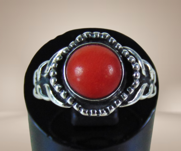 Antieke zilveren vlammen ring met koraal beige achtergrond 4