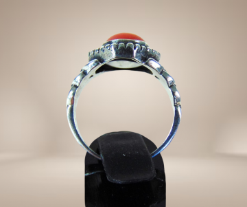 Antieke zilveren vlammen ring met koraal beige achtergrond 5