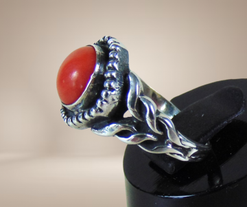 Antieke zilveren vlammen ring met koraal beige achtergrond 6