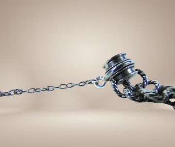 Aparte brede zilveren schakelarmband beige achtergrond