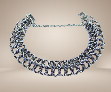 Aparte brede zilveren schakelarmband beige achtergrond 2