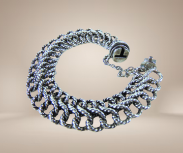 Aparte brede zilveren schakelarmband beige achtergrond 3