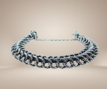 Aparte brede zilveren schakelarmband beige achtergrond 4