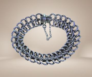 Aparte brede zilveren schakelarmband beige achtergrond 5