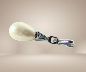 Argentium 935 diamant faux parel hanger beige achtergrond 1