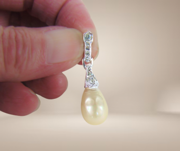 Argentium 935 diamant faux parel hanger beige achtergrond 2