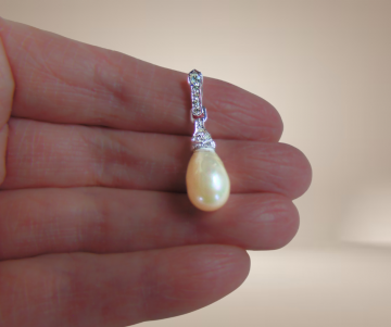 Argentium 935 diamant faux parel hanger beige achtergrond 3