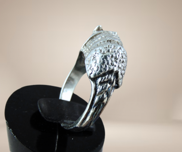 Armadillo 3d zilveren ring beige achtergrond