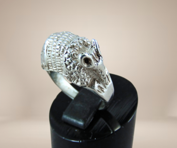 Armadillo 3d zilveren ring beige achtergrond 3