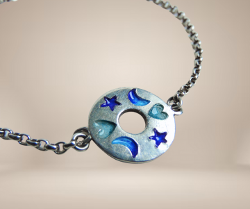 Armband zilver rond sterren maan blauw email beige achtergrond