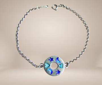 Armband zilver rond sterren maan blauw email beige achtergrond  1