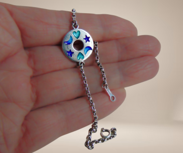 Armband zilver rond sterren maan blauw email beige achtergrond  2
