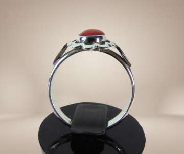 Art deco antieke zilveren bloedkoraal ring beige achtergrond