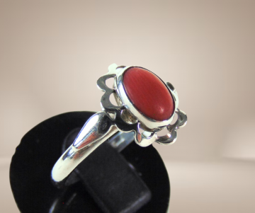 Art deco antieke zilveren bloedkoraal ring beige achtergrond 1
