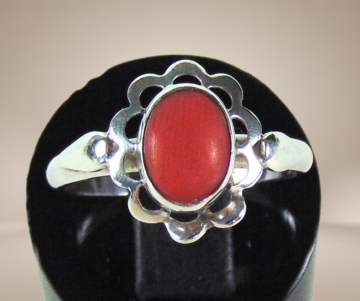 Art deco antieke zilveren bloedkoraal ring beige achtergrond 2