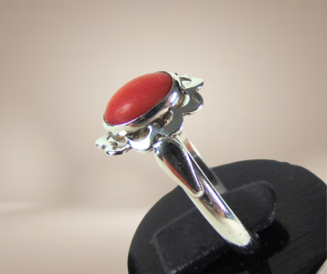 Art deco antieke zilveren bloedkoraal ring beige achtergrond 3