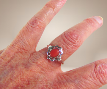 Art deco antieke zilveren bloedkoraal ring beige achtergrond 4