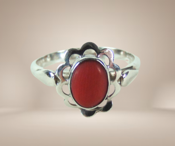 Art deco antieke zilveren bloedkoraal ring beige achtergrond 5