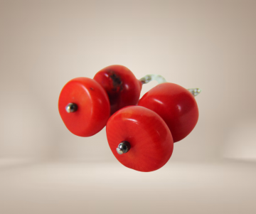 Art deco bloedkoraal oorbellen beige achtergrond