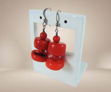 Art deco bloedkoraal oorbellen beige achtergrond 1