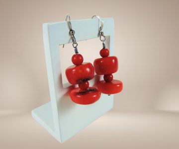 Art deco bloedkoraal oorbellen beige achtergrond 2