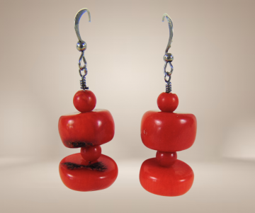 Art deco bloedkoraal oorbellen beige achtergrond 3