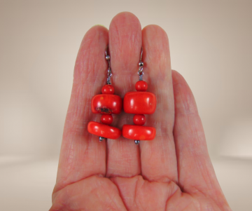 Art deco bloedkoraal oorbellen beige achtergrond 4