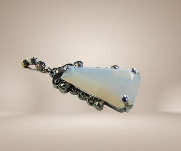 Art deco opaline markasiet hanger beige achtergrond 1